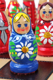 BLAUE BABUSZKAMMERN - Handbemaltes Babuschka Schachspiel (42 × 42 cm)