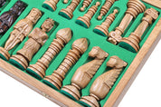 Großes Eichenschach mit geschnitzten Figuren aus Holz - 65 × 65 cm