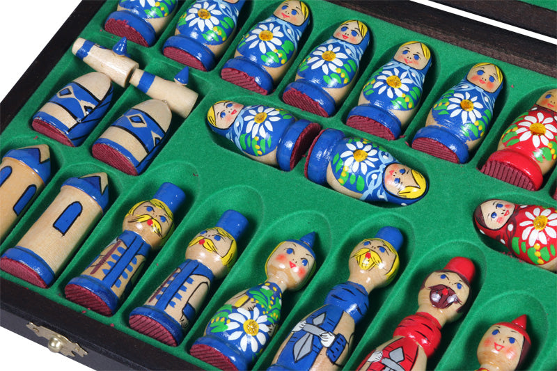 BLAUE BABUSZKAMMERN - Handbemaltes Babuschka Schachspiel (42 × 42 cm) - BLAUE BABUSZKAMMERN - Handbemaltes Babuschka Schachspiel (42 × 42 cm)