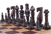 Großes Eichenschach mit geschnitzten Figuren aus Holz - 65 × 65 cm