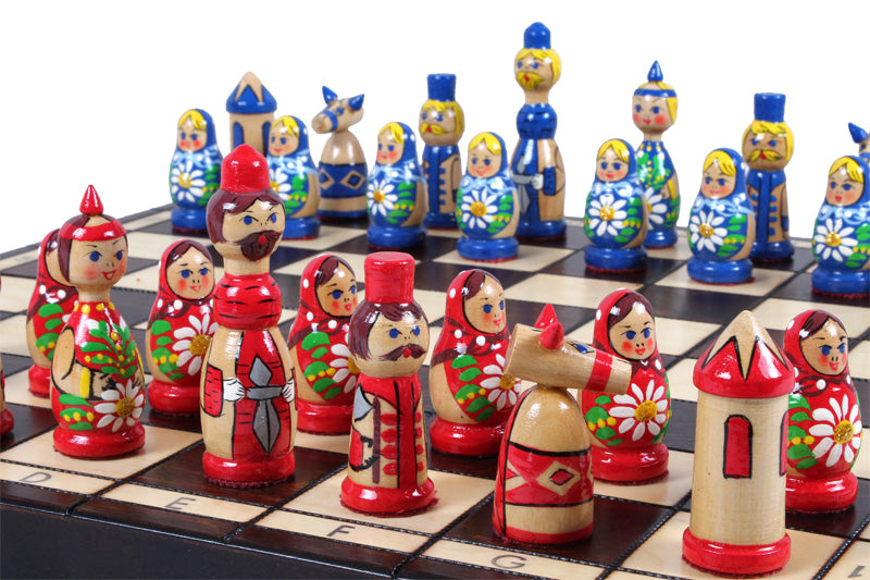 BLAUE BABUSZKAMMERN - Handbemaltes Babuschka Schachspiel (42 × 42 cm) - BLAUE BABUSZKAMMERN - Handbemaltes Babuschka Schachspiel (42 × 42 cm)