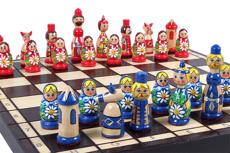 BLAUE BABUSZKAMMERN - Handbemaltes Babuschka Schachspiel (42 × 42 cm) - BLAUE BABUSZKAMMERN - Handbemaltes Babuschka Schachspiel (42 × 42 cm)