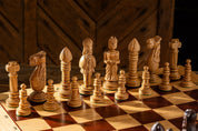 Großes Eichenschach mit geschnitzten Figuren aus Holz - 65 × 65 cm