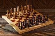 Großes Eichenschach mit geschnitzten Figuren aus Holz - 65 × 65 cm