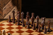 Großes Eichenschach mit geschnitzten Figuren aus Holz - 65 × 65 cm