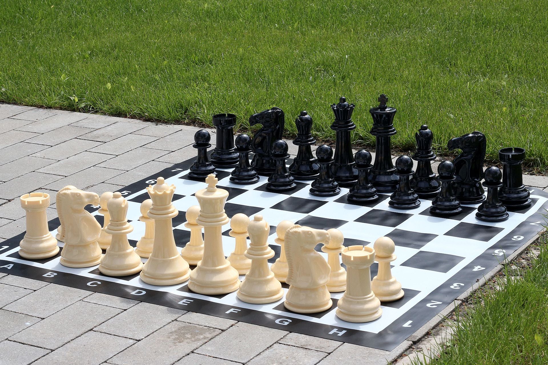 Kleines Schach- und Damespiel für draußen / Garten (König 20 cm) - Figuren + Schachfiguren + Schachbrett - Kleines Schach- und Damespiel für draußen / Garten (König 20 cm) - Figuren + Schachfiguren + Schachbrett